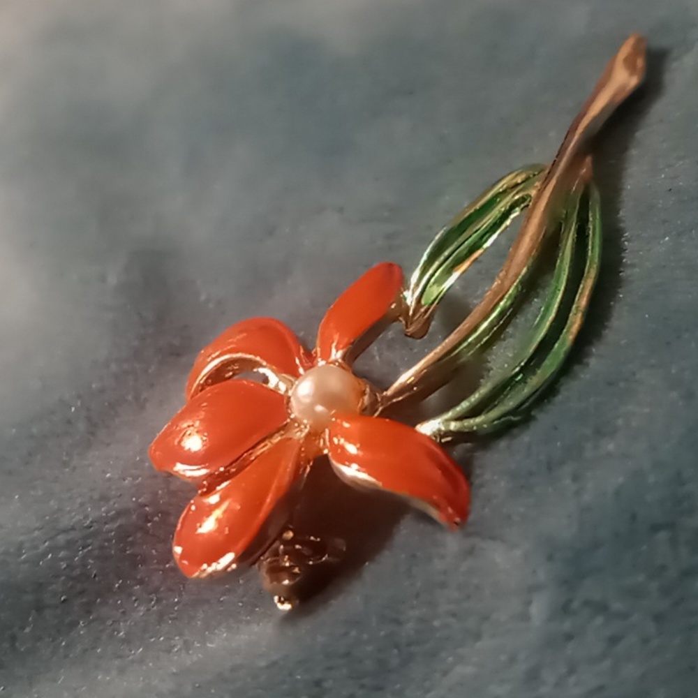 Vintage lapel pin unsigned gold tone orange enamel & gold tone